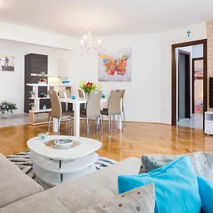 Free Private Garage Apartamento